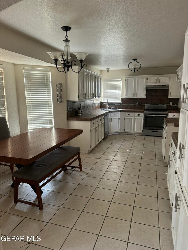 Building Photo - 12176 Dos Rios Dr