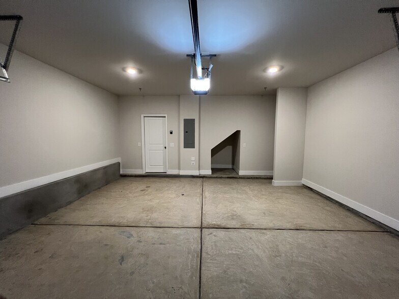 Building Photo - 1245 Willowcrest Way