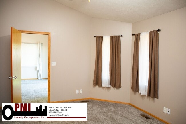 Building Photo - 3 Bedroom and 3 Bathroom Duplex. Available...