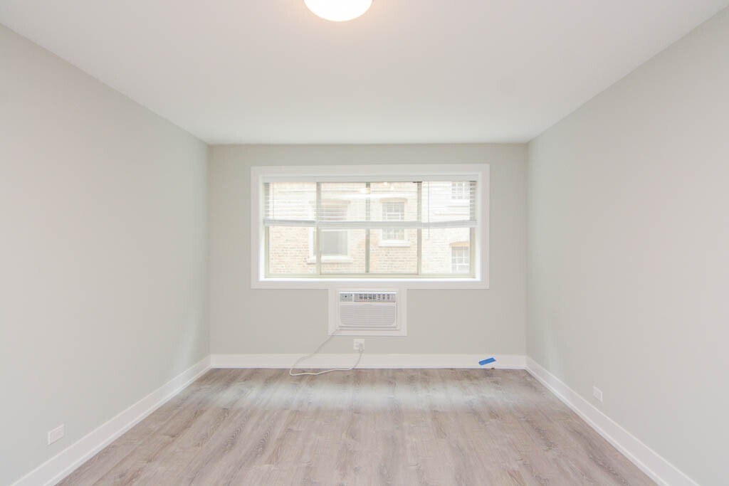 Building Photo - 447 W Surf St