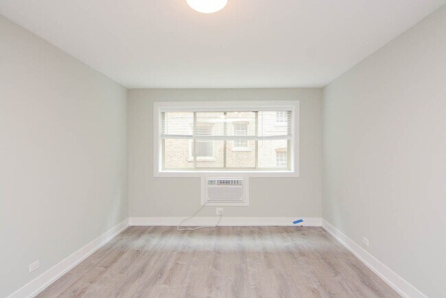 Building Photo - 447 W Surf St