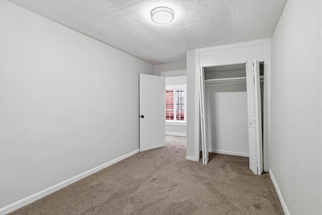 Building Photo - Freshly Renovated 4 Bedroom Home