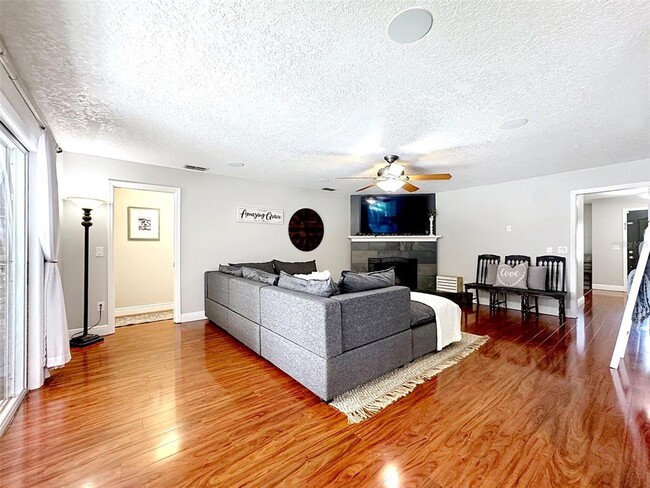 Building Photo - 341 W Hornbeam Dr