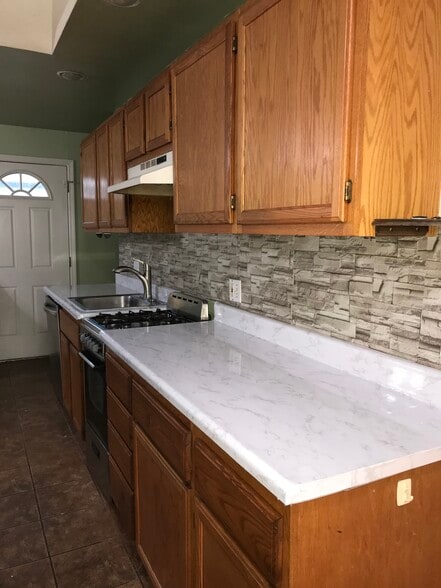 Kitchen - 852 Kellogg Ave