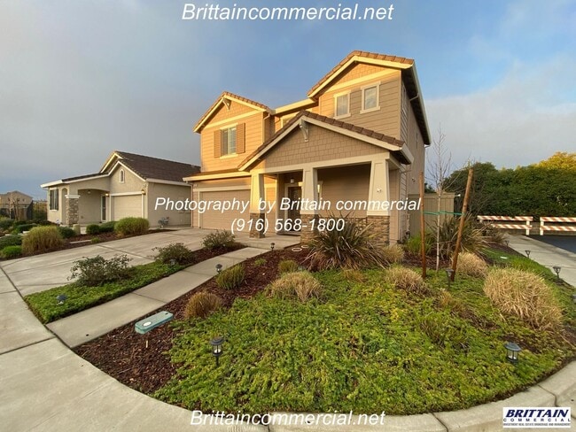 Building Photo - Stunning 3 Bedroom, 2.5 Bath Single Family Home, Gated Community, Beautiful Inside & Out!