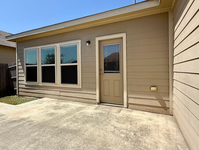 Building Photo - Northeast Crossing Neighborhood. Close to ...