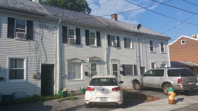 Building Photo - Rare pet-friendly downtown rental with off street parking and fenced yard!