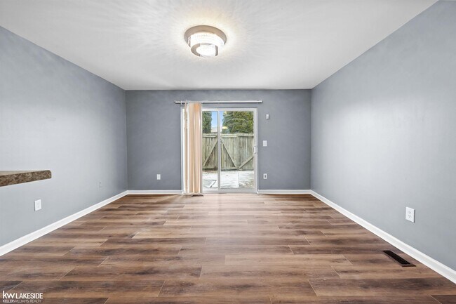 Building Photo - 8439 Hickory Dr