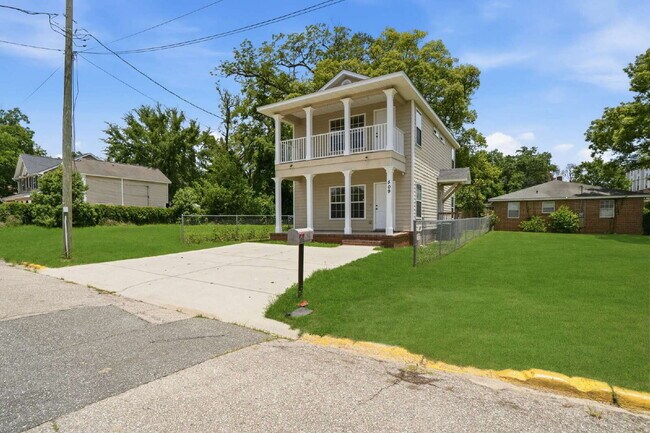 Building Photo - Beautifully Renovated 3 BD 3 BA Single Family Home Near Florida State University Campus.