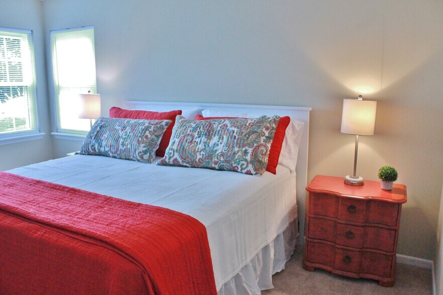 Building Photo - 7825 Renaissance Ct