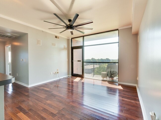 Building Photo - This move in ready condo has it all in Cha...