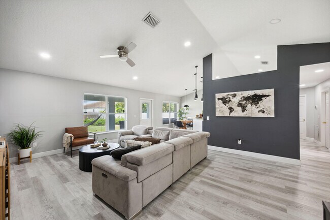 Building Photo - 249 SW Aubudon Ave