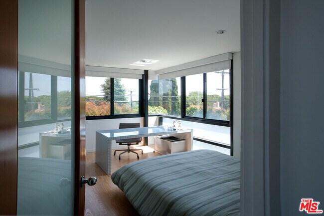 Building Photo - 2726 Montana Ave