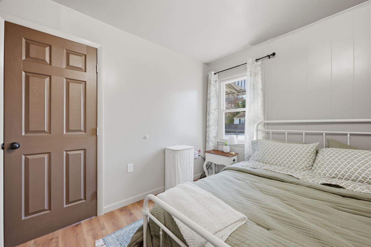 Building Photo - 106 Midway Oval