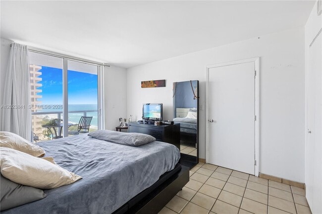 Building Photo - 2457 Collins Ave