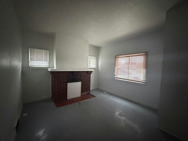 Building Photo - 418 E Ash St