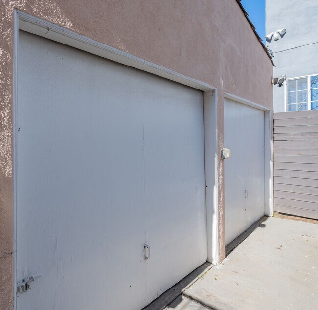 Building Photo - 1429 S Curson Ave