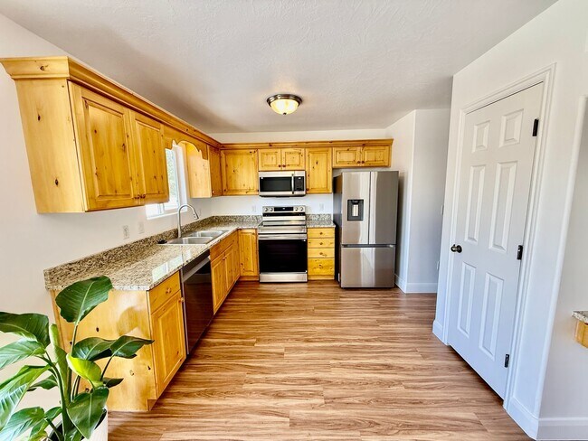 Building Photo - Redone Lexington Hills Townhome