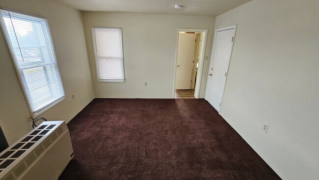 Building Photo - 2nd Floor 1 Bedroom Apartment!