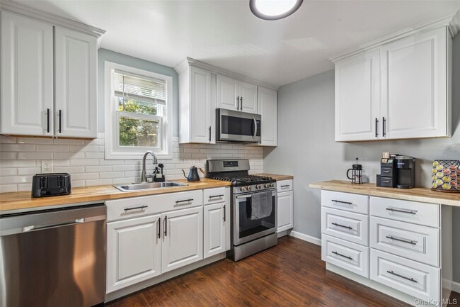 Building Photo - 450 Dunham Ave