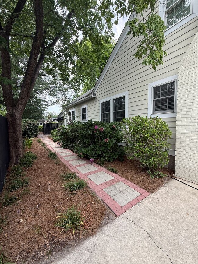 Building Photo - Gorgeous 4 Bed, 3 Bath Haymount Home