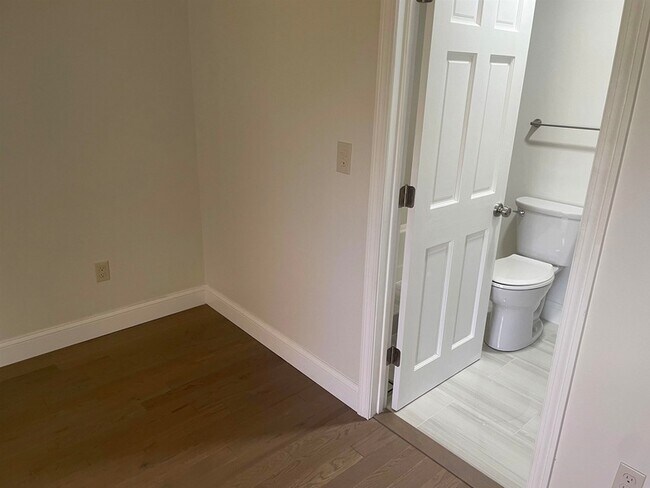 Building Photo - 64 Dunvegan Wds Dr