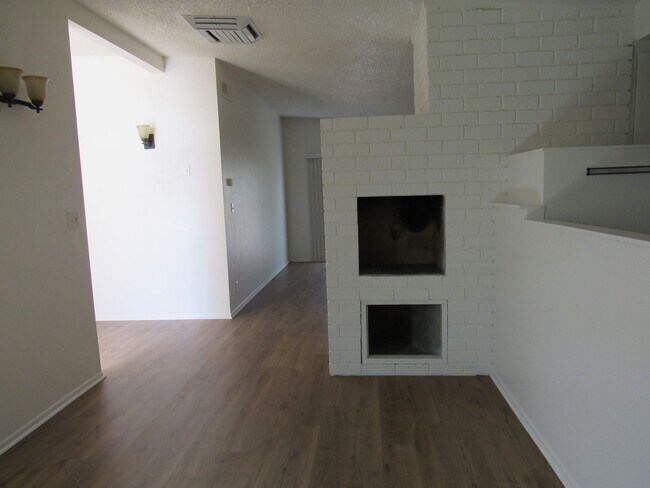 Building Photo - West Lancaster Home