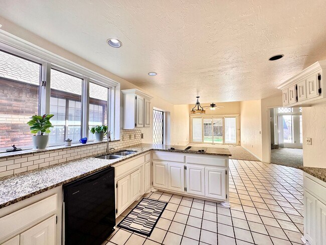 Building Photo - Spacious 4 Bed in Deer Creek - Move in Deposit-Free!(If Qualified)