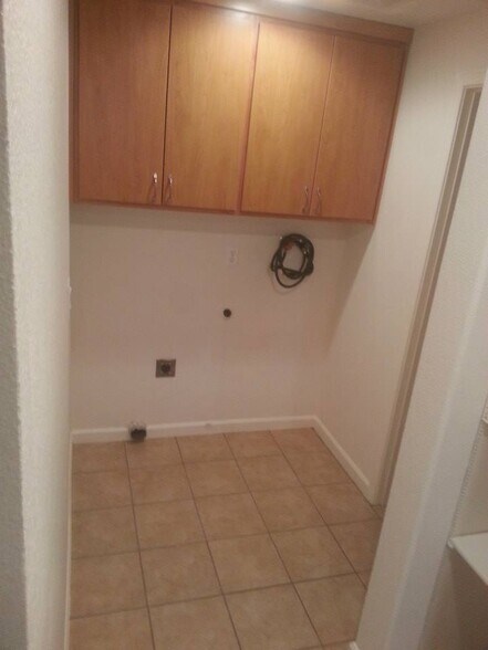 Building Photo - 1587 Distinctive Ct S