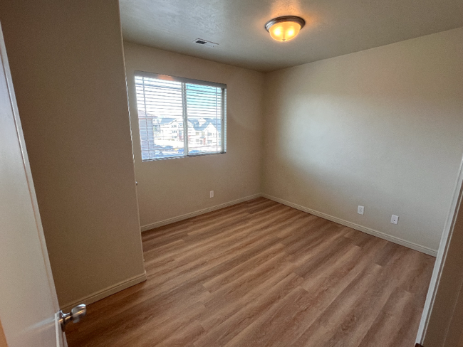 Building Photo - 999 Village River Ln