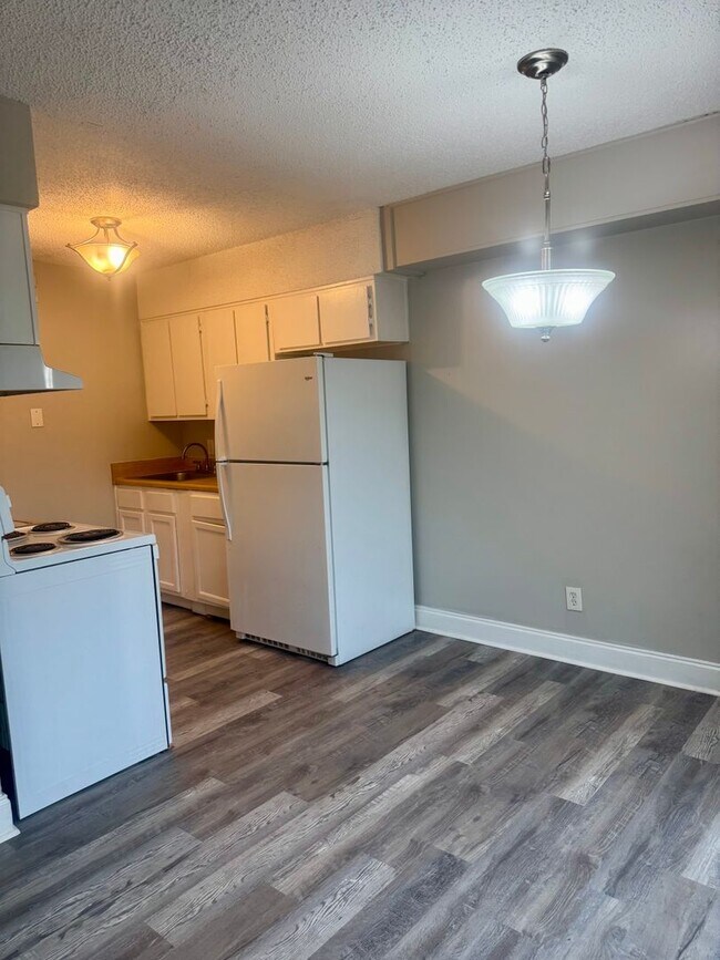 Building Photo - New Listing!