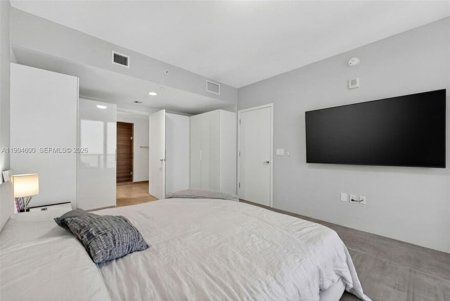 Building Photo - 1010 Brickell Ave