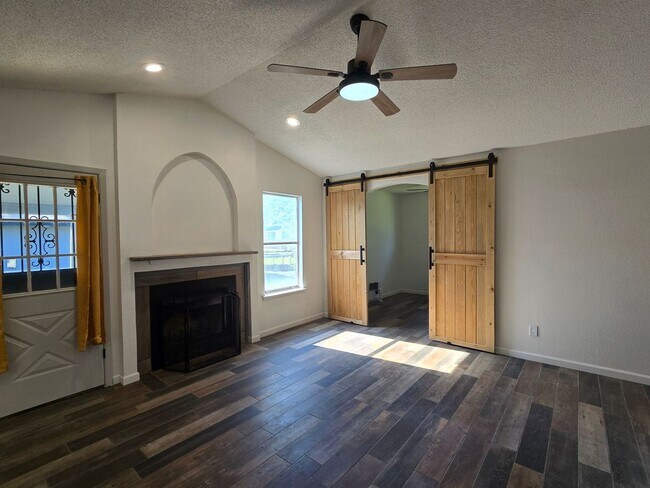 Building Photo - 2408 Windmill Dr