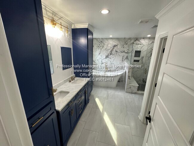 Building Photo - 1404 Des Jardines St