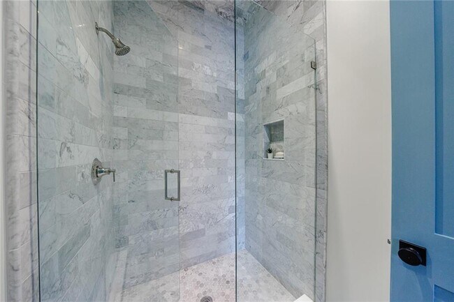 Building Photo - 2717 Skyland Dr NE