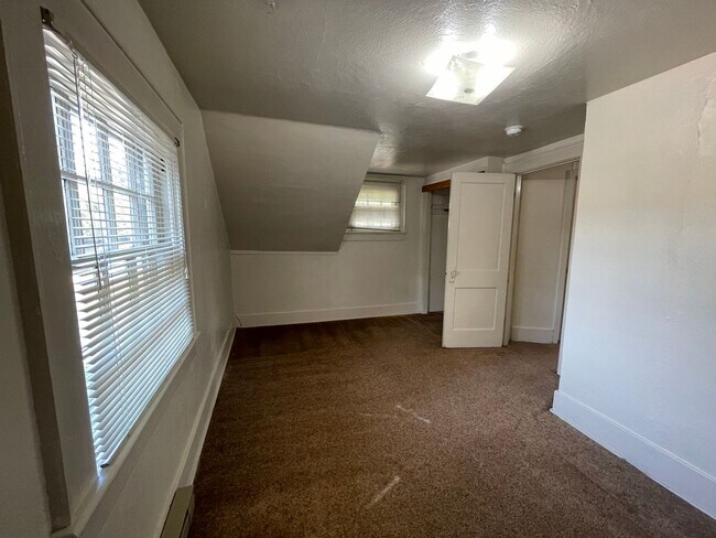 Building Photo - 4 Bedroom Campus House!