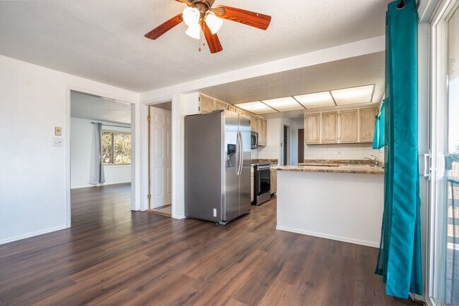 Building Photo - 544 S Watermelon Dr