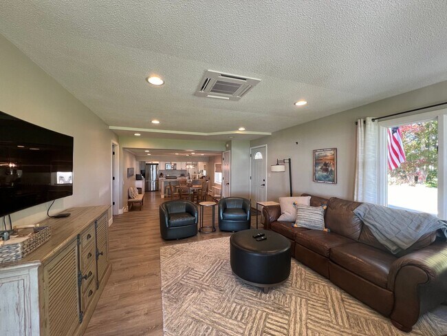 Building Photo - Cozy 4 Bedroom Home on Lakefront (Fully Furnished)