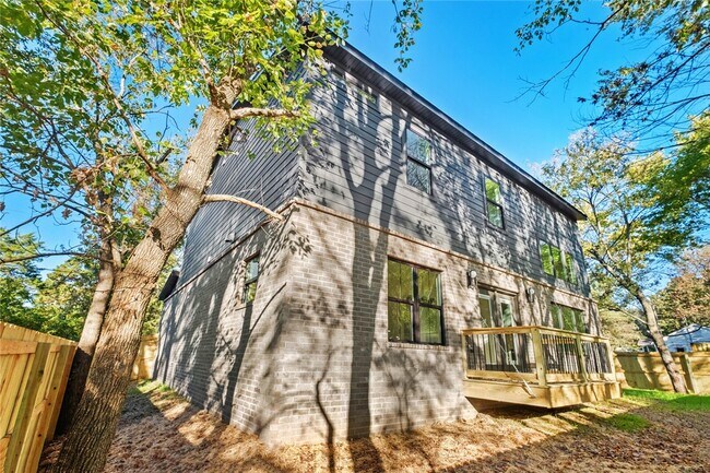 Building Photo - 634 S Happy Hollow Rd