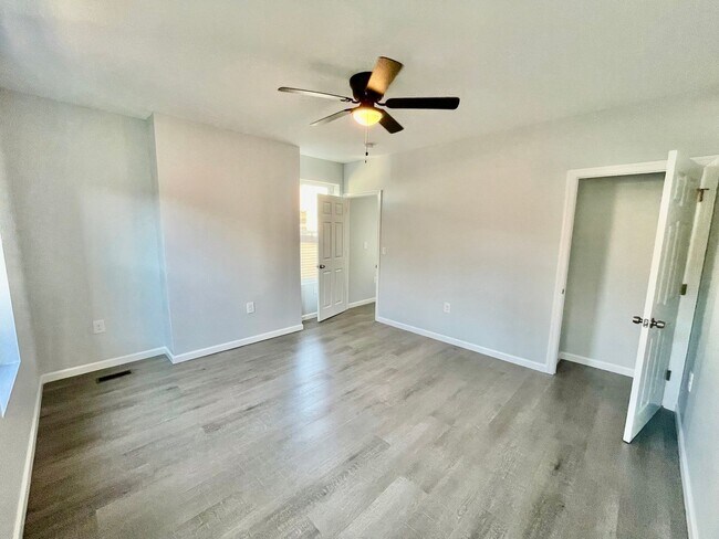 Building Photo - Bright and Updated 2 Bedroom 1.5 Bath House in Oakland