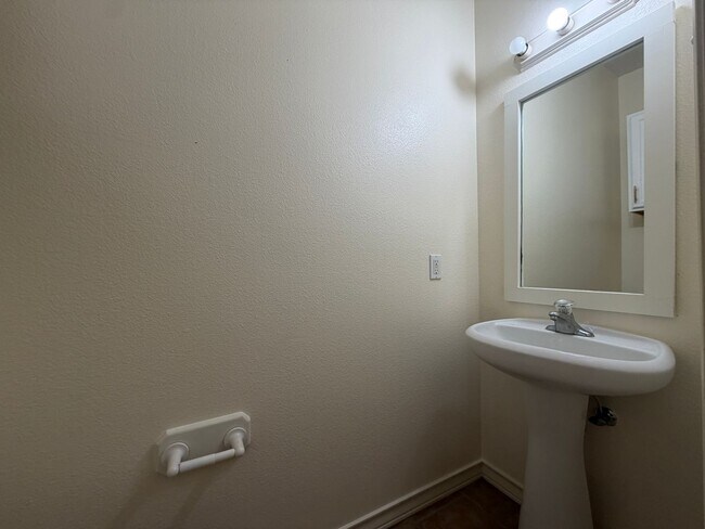 Building Photo - ISLAND TOWNHOME IN A GATED COMMUNITY