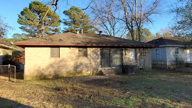 Building Photo - 3208 Whitfield St