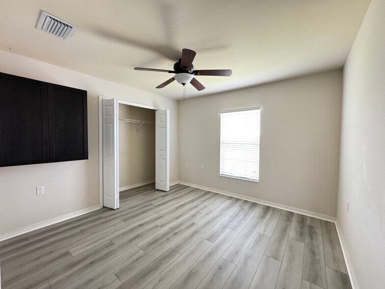 Building Photo - 9093 Gervais Cir