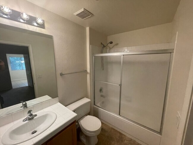 Building Photo - GREAT GATED COMMUNITY 2 BEDROOM -2 BATH -L...