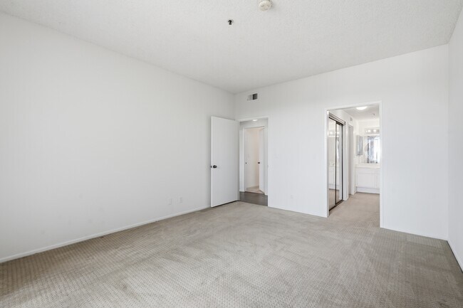 Building Photo - 2559 Plaza del Amo