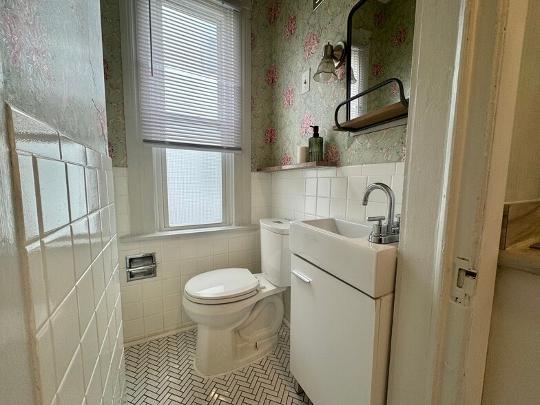 Building Photo - 121 Chicago Ave