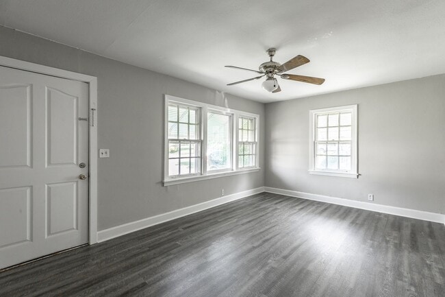 Building Photo - Newly Renovated 2 Bedroom 1 bath Home