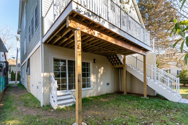 Building Photo - 17 Wilson St