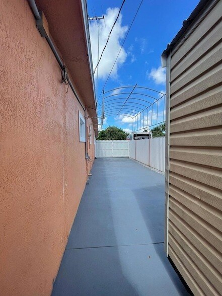 Building Photo - 584 Vossler Ave