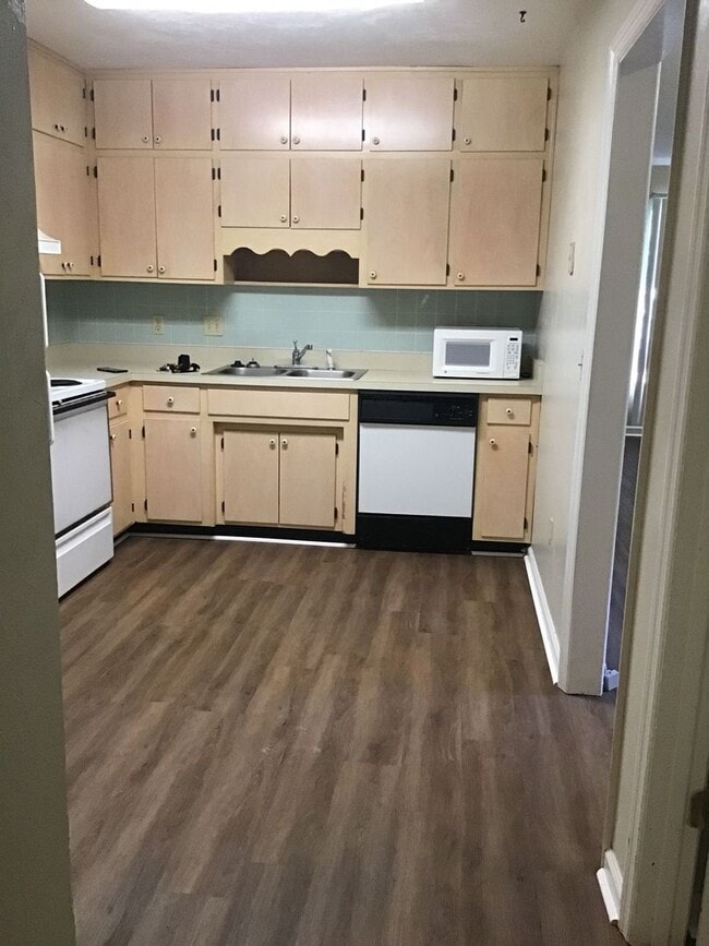 Building Photo - Two Bedroom Townhouse with Fully Fenced Yard and Vinyl Plank throughout!